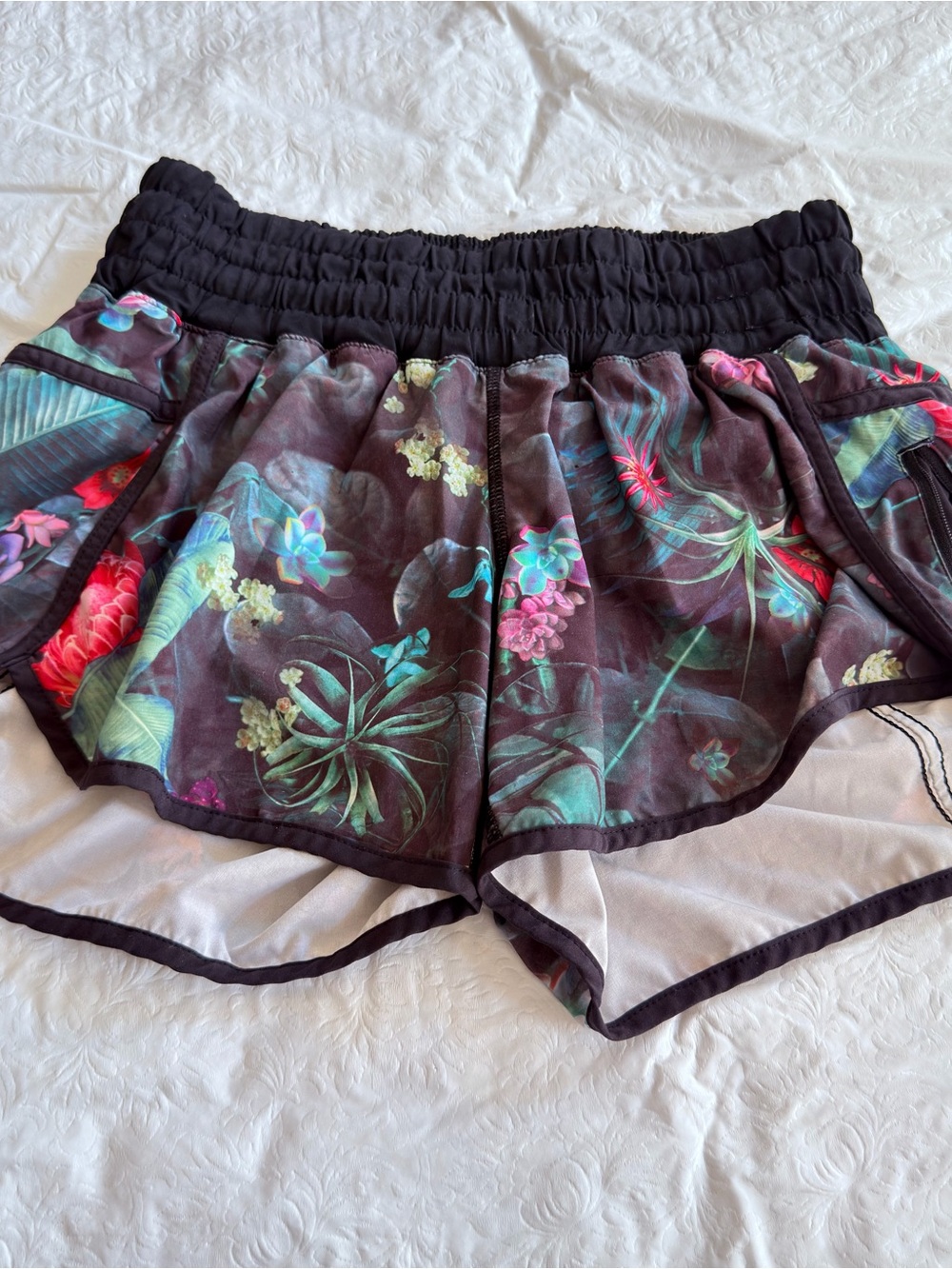 Lululemon Vintage Floral Running Shorts Size 6 Lined - Picture 2 of 7